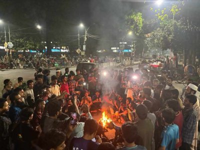 শিক্ষার্থীরা আগুন জ্বালিয়ে বৃত্তাকারে বসে নানা স্লোগান দিতে থাকেন