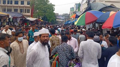 বায়তুল মোকাররমের ফুটপাতগুলোতে এখনই পা ফেলার জায়গা নেই