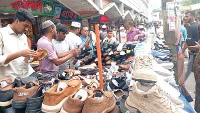 জুতার দোকেন ভিড়