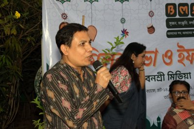 বক্তব্য রাখছেন নাট্যকার ও নির্মাতা অরণ্য আনোয়ার