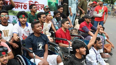 বিক্ষোভ মিছিল করেন জুলাই আন্দোলনে আহতরা (ছবি: সাজ্জাদ হোসেন) 