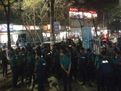 পুলিশ সদস্যরা অবস্থান নিয়েছেন ভবনের বাইরে