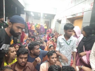 এ সময় সেখানে উপস্থিত থাকা শ্রমিকরা
