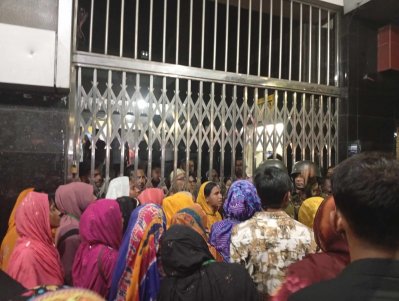 বিকাল ৪টা থেকে শ্রম কর্মকর্তাদের অবরুদ্ধ করে রেখেছেন শ্রমিকরা