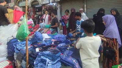 দোকানে প্যান্ট যাচাই বাছাই করছেন ক্রেতারা