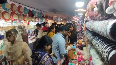 দোকানে ক্রেতাদের ভিড়