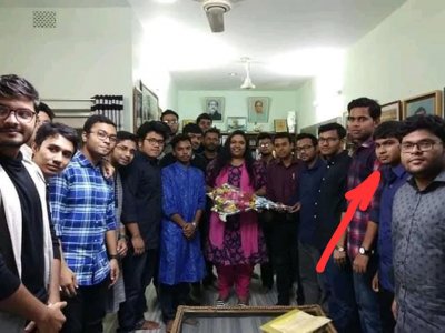 ছাত্রলীগ নেতাদের সঙ্গে নুরকে সাবেক সিটি মেয়র এএইচএম খায়রুজ্জামান লিটনের মেয়ে ও ছাত্রলীগের সাবেক সহসভাপতি আনিকা ফারিহা জামান অর্ণাকে ফুল দিতে দেখা যাচ্ছে নুরকে
