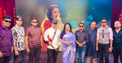 মিউজিশিয়ানদের সঙ্গে বেবী নাজনীন