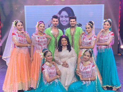 নৃত্যশিল্পীদের সঙ্গে বেবী নাজনীন