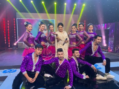 নাচের দলের সঙ্গে বেবী নাজনীন