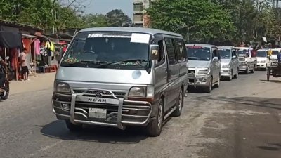উড়োজাহাজ থেকে নেমে শতাধিক গাড়ি বহর নিয়ে সারজিসের শোডাউন