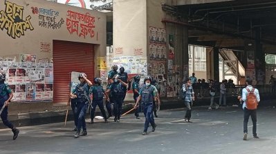 বেতন-বোনাসের দাবিতে সচিবালয় অভিমুখে শ্রমিকদের মিছিল, পুলিশের সঙ্গে সংঘর্ষ