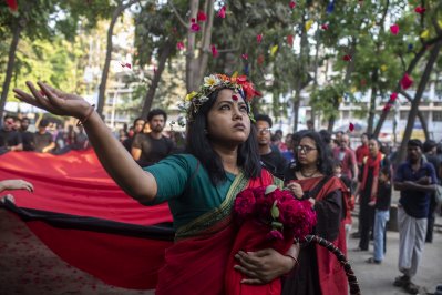ঢাবি ক্যাম্পাসে প্রাচ্যনাটের ‘লালযাত্রা’ অনুষ্ঠিত