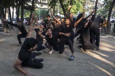 ঢাবি ক্যাম্পাসে প্রাচ্যনাটের ‘লালযাত্রা’ অনুষ্ঠিত