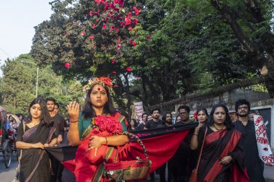 ঢাবি ক্যাম্পাসে প্রাচ্যনাটের ‘লালযাত্রা’ অনুষ্ঠিত