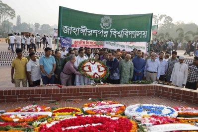 জাহাঙ্গীরনগর বিশ্ববিদ্যালয়ের পক্ষ থেকে শ্রদ্ধা জানাচ্ছেন শিক্ষকরা