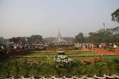 শ্রদ্ধা জানাচ্ছেন সর্বস্তরের মানুষ