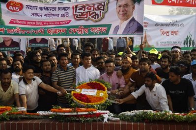 শ্রদ্ধা জানাচ্ছেন ছাত্রদলের নেতারা