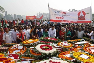 জাতীয় নাগরিক পার্টির শ্রদ্ধা (ছবি: নাসিরুল ইসলাম)