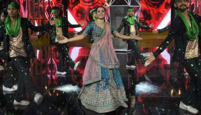 ‘আনন্দমেলা’র মঞ্চে বুবলী