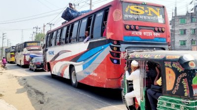বুধবার সকালে ঢাকা-ময়মনসিংহ মহাসড়কের এসব এলাকায় পাঁচ কিলোমিটারজুড়ে দীর্ঘ যানজট সৃষ্টি হয়েছে