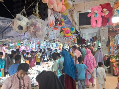 ঈদের কেনাকাটায় ব্যস্ত ক্রেতারা