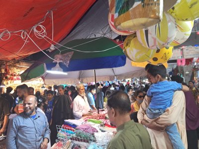 তালতলা মার্কেটে ক্রেতার ঢল