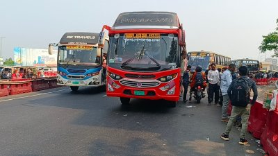 ‘৪০০ টাকার ভাড়া এখন ৭০০-৮০০ টাকা করে নিচ্ছে, তারপরও বাস পাচ্ছি না’