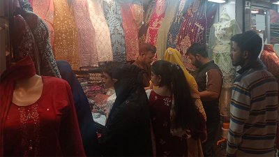 ক্রেতাদের সমাগমে জমে উঠেছে কেনাকাটা