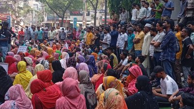 শ্রম ভবনের সামনে শ্রমিকদের অবস্থান