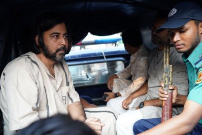 হাতকড়া পরে সংবাদ সম্মেলনে আফরান নিশো
