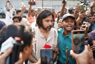 হাতকড়া পরে সংবাদ সম্মেলনে আফরান নিশো