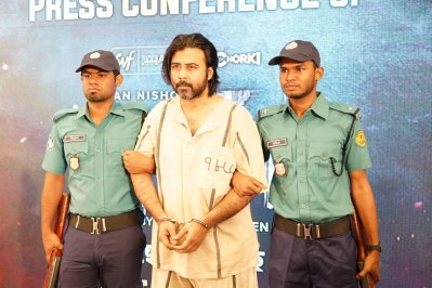 হাতকড়া পরে সংবাদ সম্মেলনে আফরান নিশো