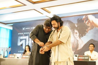 হাতকড়া পরে সংবাদ সম্মেলনে আফরান নিশো