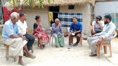 উজ্জ্বল রায়ের বাবা-মা ও প্রতিবেশীদের সঙ্গে কথা বলছেন সাংবাদিক বিপুল সরকার সানি