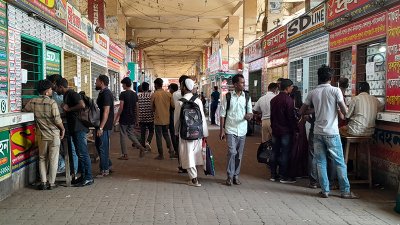বাস কাউন্টারে টিকিট কাটছেন যাত্রীরা