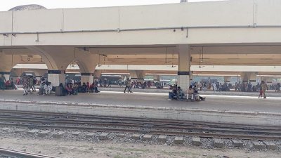প্ল্যাটফর্মেও নেই তেমন ভিড়