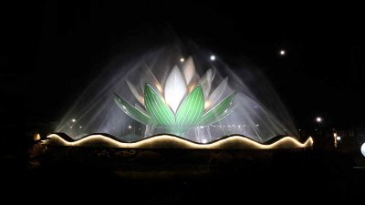 ব্যাংকপাড়া মতিঝিলে শাপলাচত্বরে ছাড়া হয়েছে পানির ফোয়ারা