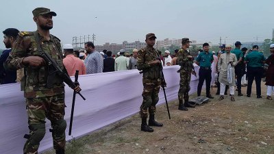 শৃঙ্খলা বজায় রাখতে বিভিন্ন বাহিনীর সদস্য মাঠজুড়ে অবস্থান নিয়েছেন