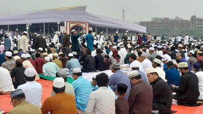 প্যান্ডেলের বাইরেও অসংখ্য মানুষ নামাজ আদায় করেন
