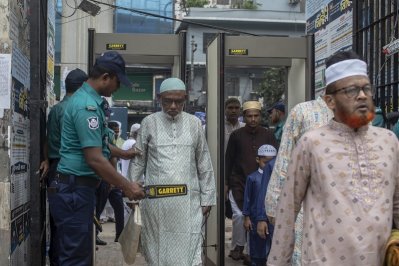 বায়তুল মোকাররমের গেটে আর্চওয়ে দিয়ে মুসল্লিরা প্রবেশ করছেন