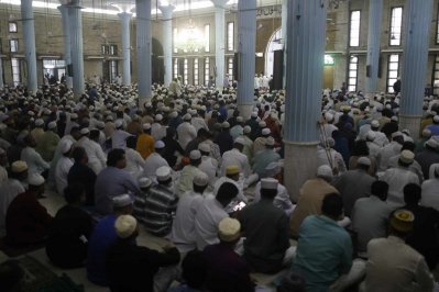 মোনাজাতে দেশ ও জাতির কল্যাণ কামনা করা হয় (ছবি: সাজ্জাদ হোসেন)
