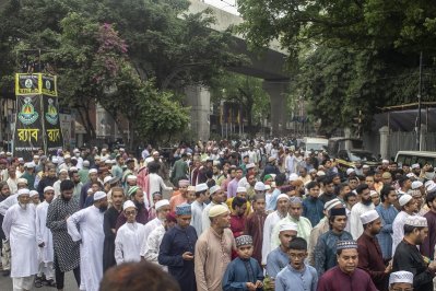 জাতীয় ঈদগাহে ঈদের নামজ পরেন তারা