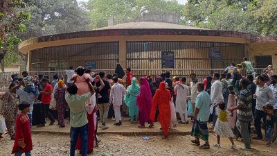 চিড়িয়াখানায় দর্শনার্থীদের ভিড়