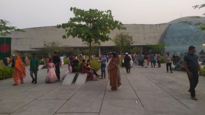 বিজয় সরণি নভোথিয়েটারে দর্শক সমাগম ছিল বেশি