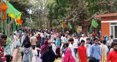 বিনোদনের খোঁজে চিড়িয়াখানায় জনস্রোত