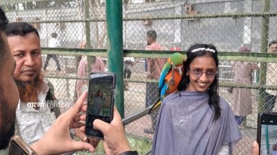 মঙ্গলবার সকাল থেকে বিকাল পর্যন্ত সাফারি পার্কে ছিল দর্শনার্থীদের উপচে পড়া ভিড়