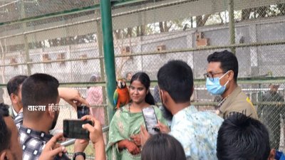 দর্শনার্থীরা যে যার মতো করে আনন্দ উপভোগ করেছেন