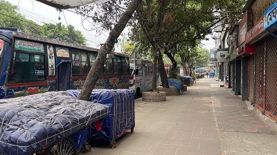 রাস্তার পাশে পার্কিং করে রাখা হয়েছে বাস