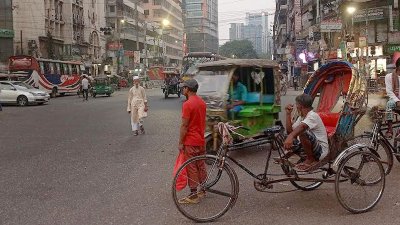 ফাঁকা সড়কে প্রধান সড়কগুলোতে চলছে ব্যাটারিচালিত রিকশা 